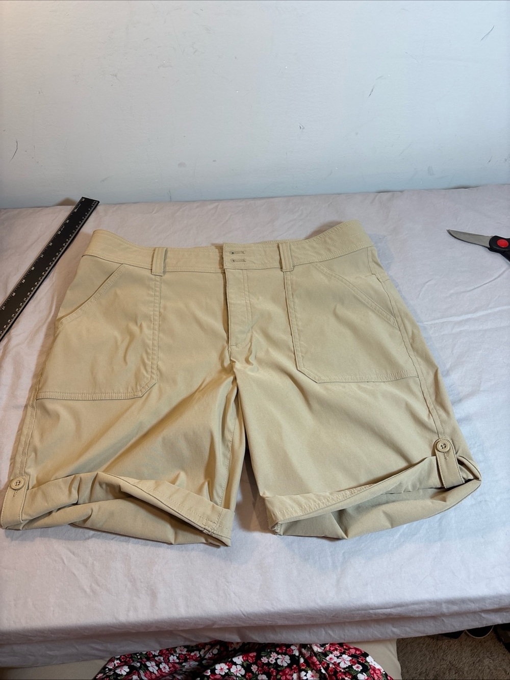 Eddie Bauer Women’s Bermuda Casual Beige Roll-Cuff Shorts. 649